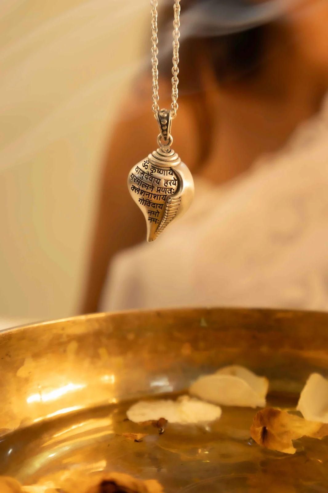 Shri Krishna Shankha Pendant with Chain – Silver (Pack of 1)